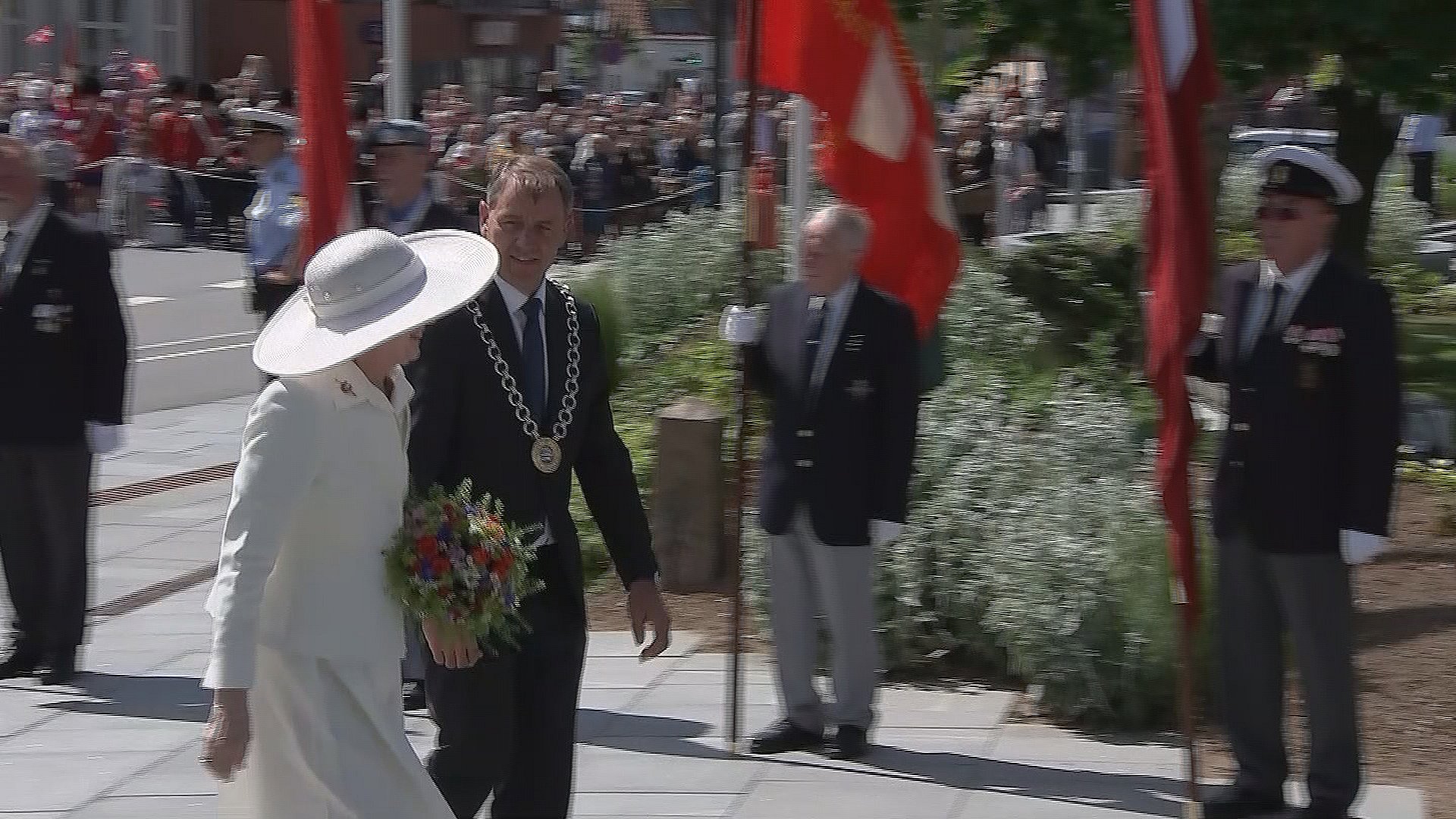 La reina llega a Folkehjem en Aabenraa, donde es bien recibida por el alcalde de Aabenraa, Thomas Andresen.