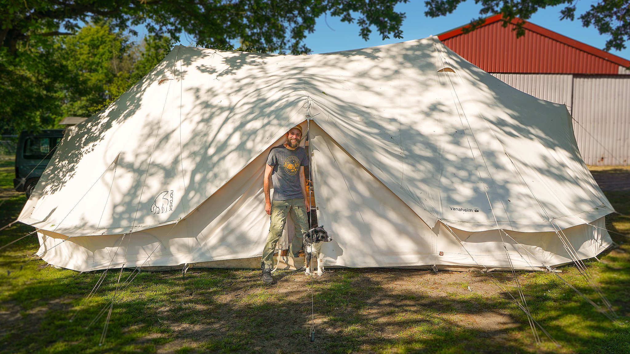 Sebastian Olsen er i øjeblikket på tur, hvor han bor i telt på 12 øer i løbet af 12 måneder.