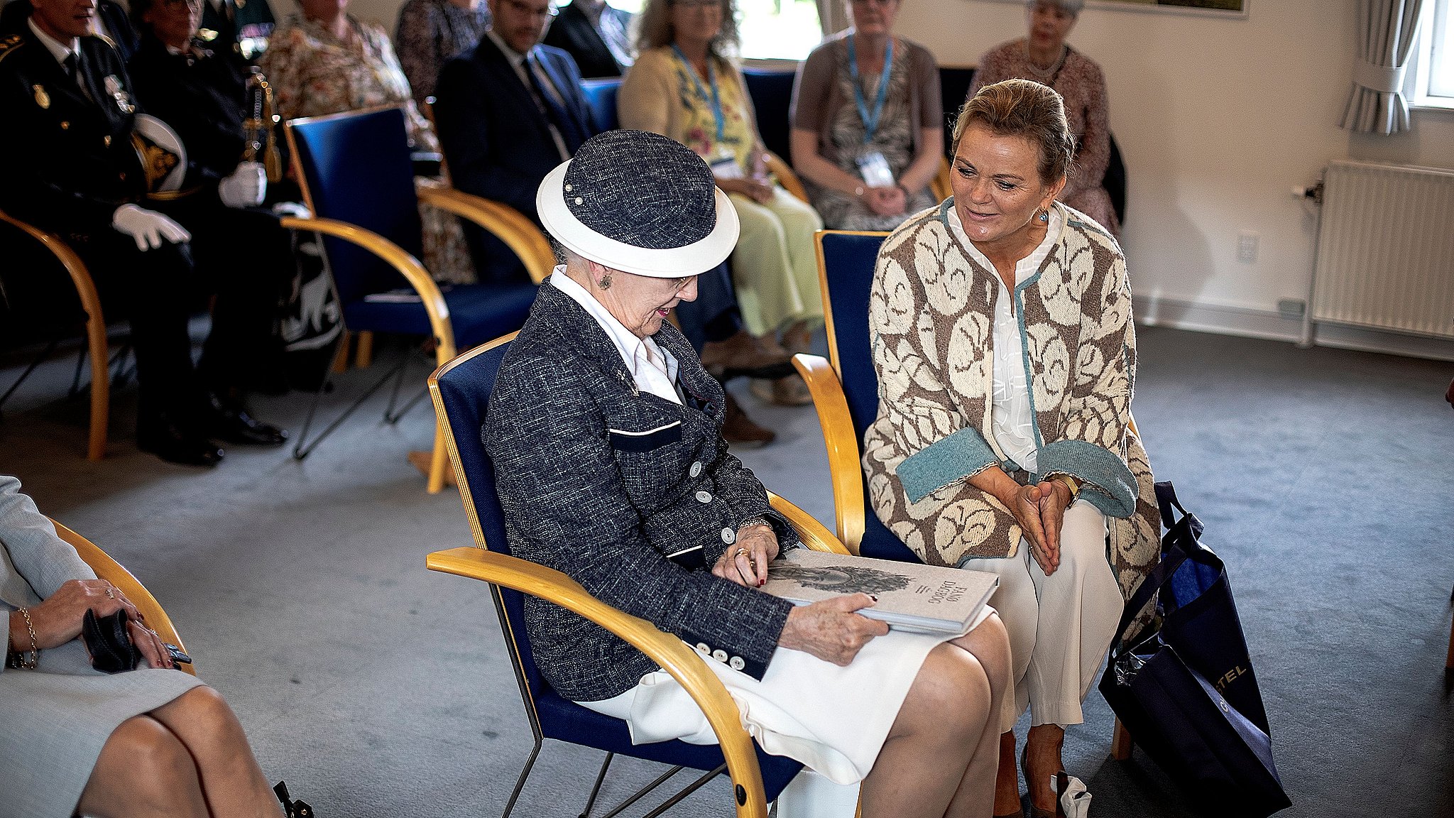 Opsætning entanglement lodret Fanøs ukronede strikkedronning overrakte bog og et hjemmestrikket sjal til  dronning Margrethe | TV SYD