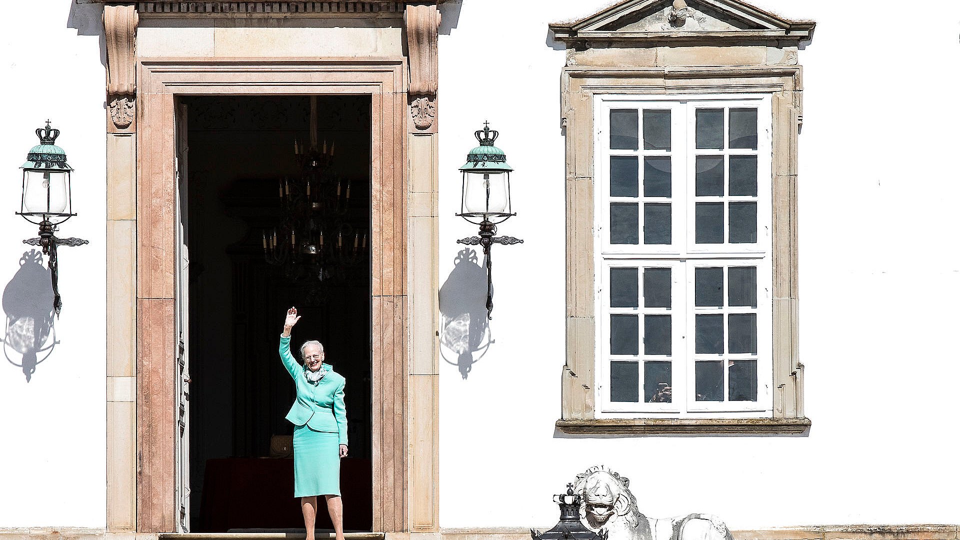 Tove har blåt blod i årerne: Sang for dronningen foran slottet | TV