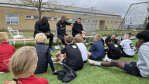 Fodboldstjerne dropper søns store kamp for at træne børn i Vejle
