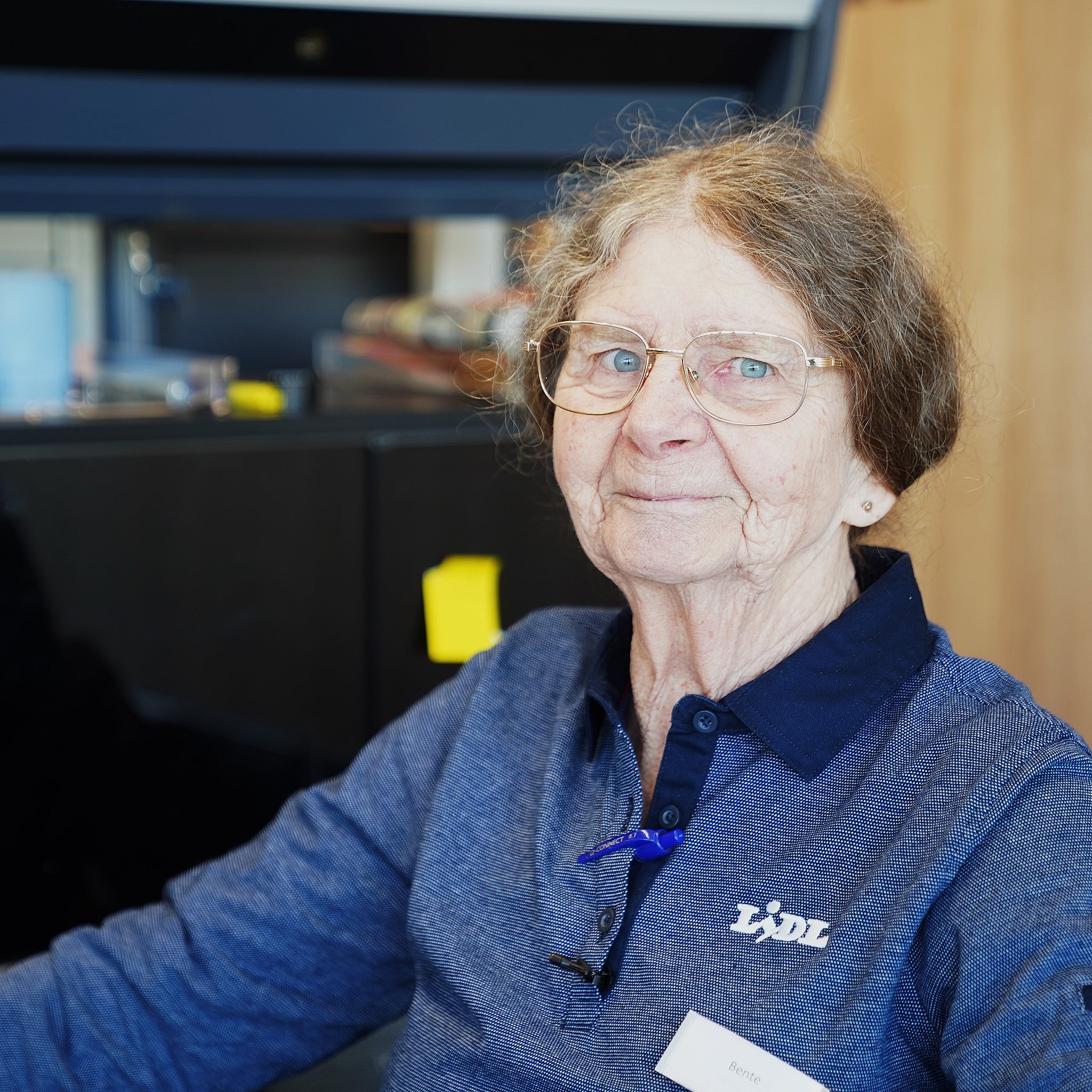 81-årige Bente Pedersen fra Hedensted fik sit første arbejde, da hun var ni år gammel. Siden da har hun været aktiv på arbejdsmarkedet og aldrig skænket pensionen en tanke. I dag arbejder hun ugentligt to dage i den lokale Lidl.