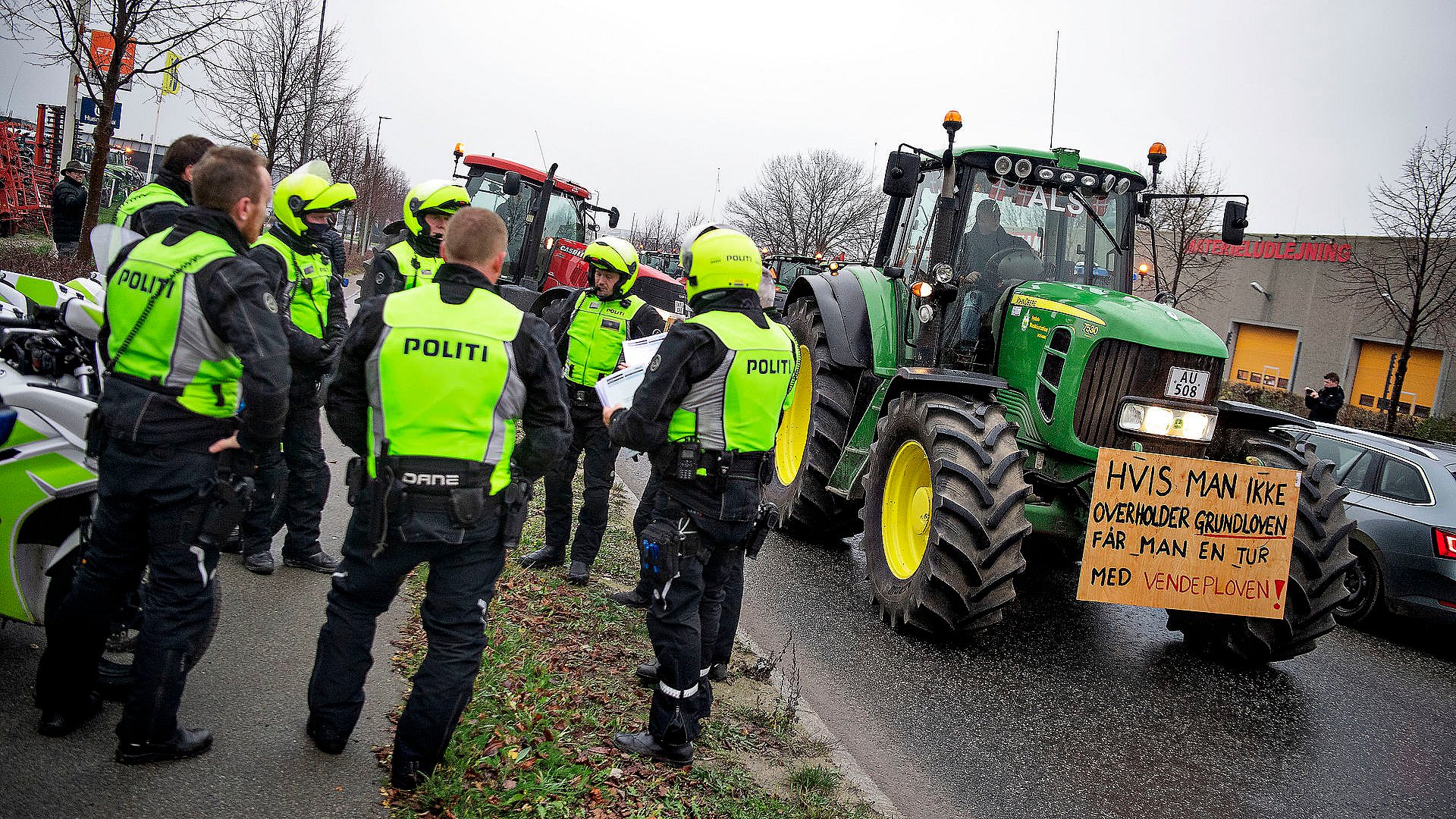 Politiet lover at udvise konduite over for traktordemo TV SYD