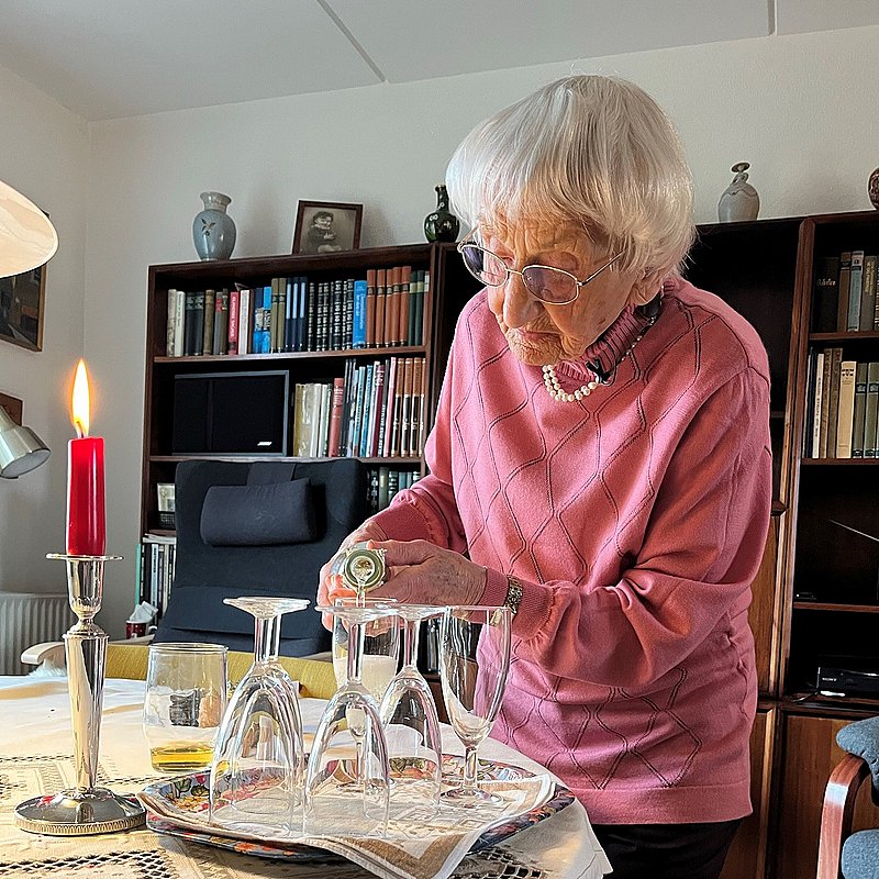 kompas Populær Desværre Fru Balle er 104 år og takker stjernerne for hver dag, hun lever | TV SYD