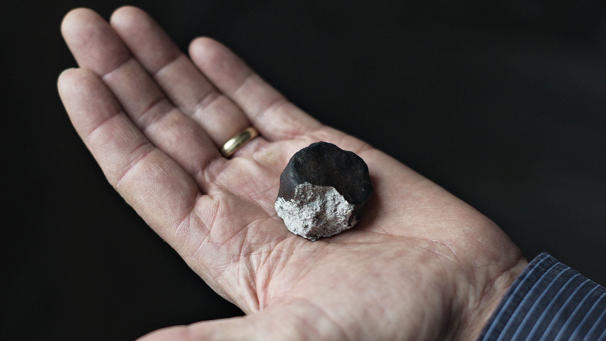 Meteoritter er faldet ned over Jylland – findelønnen kan være 50.000 gram | TV SYD