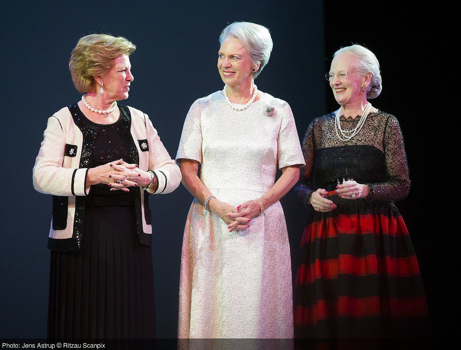 Dronningen hendes to søstre åbner smykkeudstilling om magt | TV SYD
