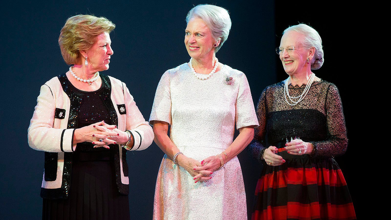 Dronningen hendes to søstre åbner smykkeudstilling om magt | TV SYD