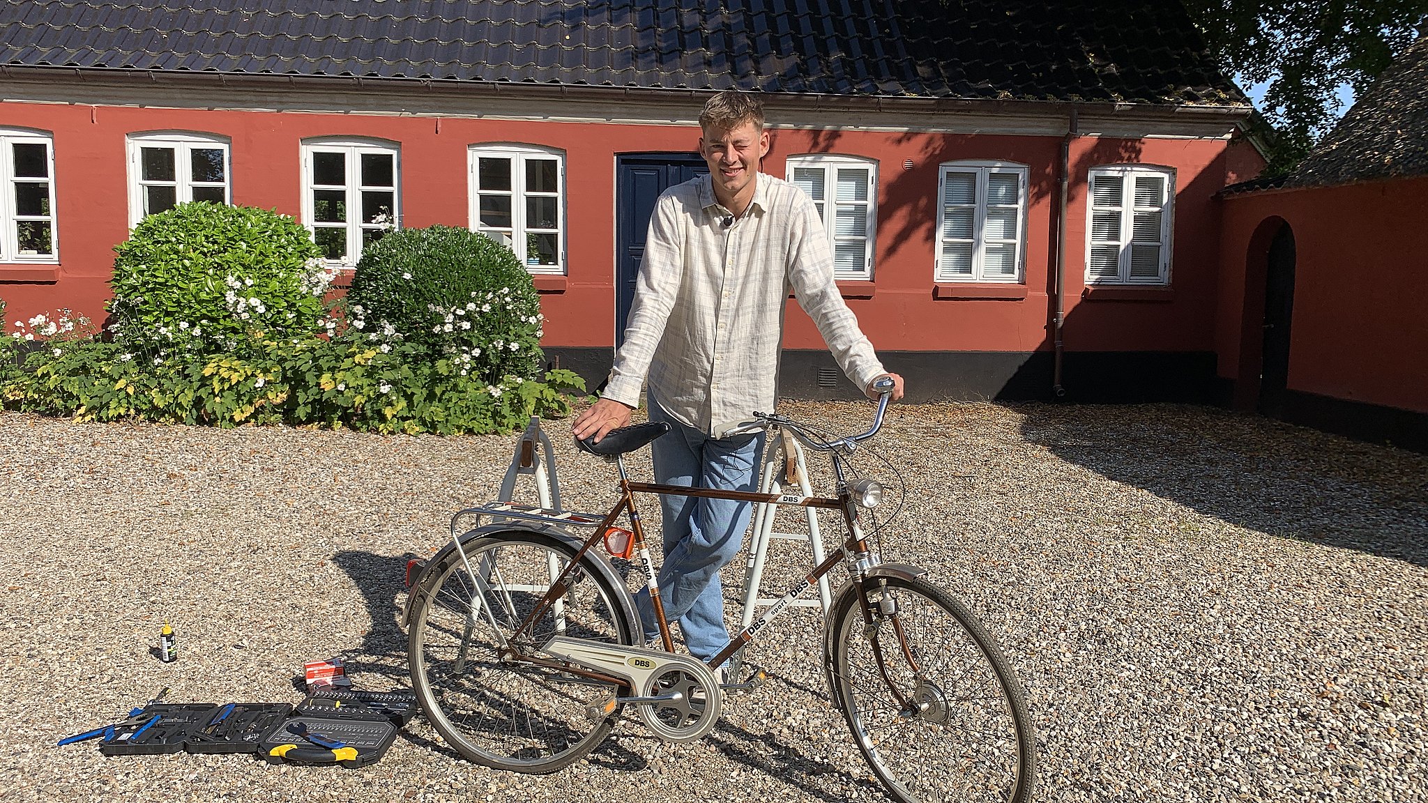 gamle cykler nyt liv og donerer til trængte familier: Jeg kan leve højt på taknemligheden i flere måneder | TV SYD