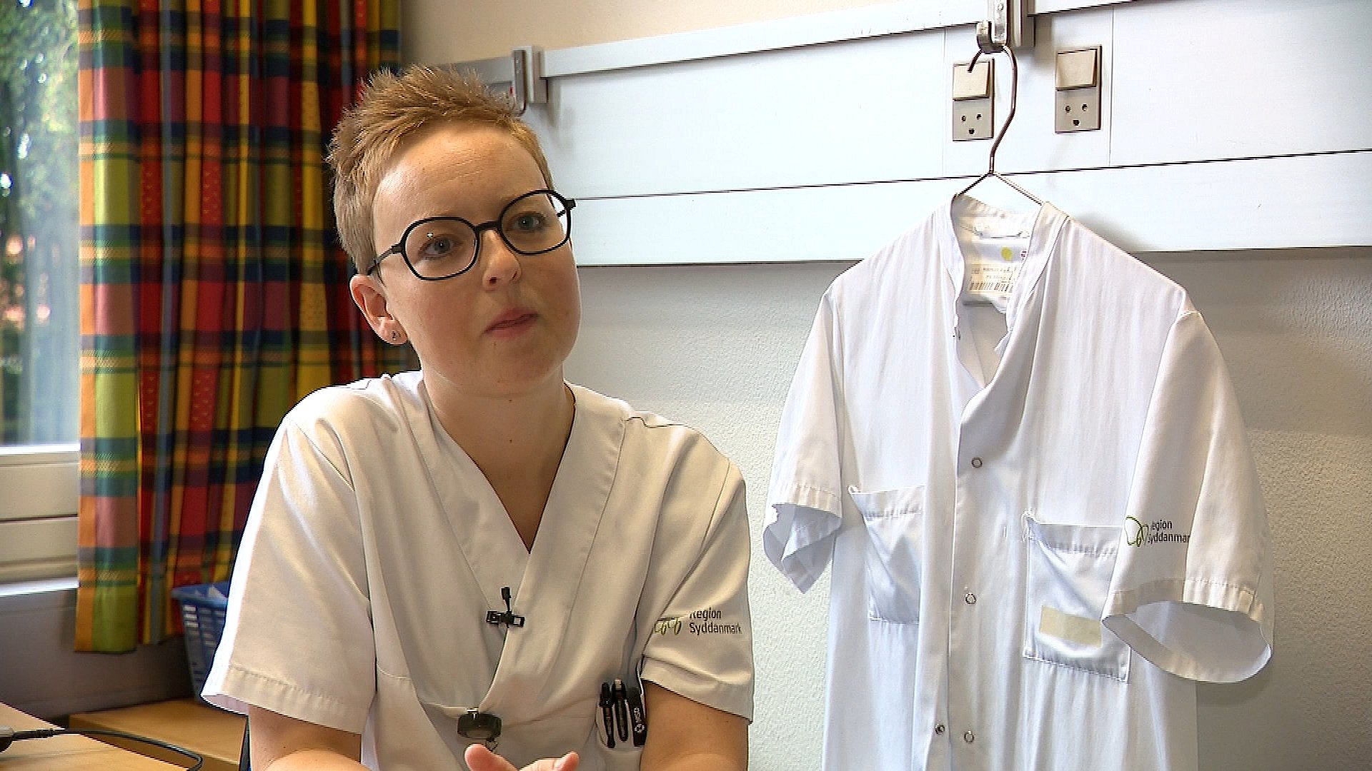 Fra hvid til blå - nu er sygeplejerskeuniformen længere gennemsigtig | TV SYD