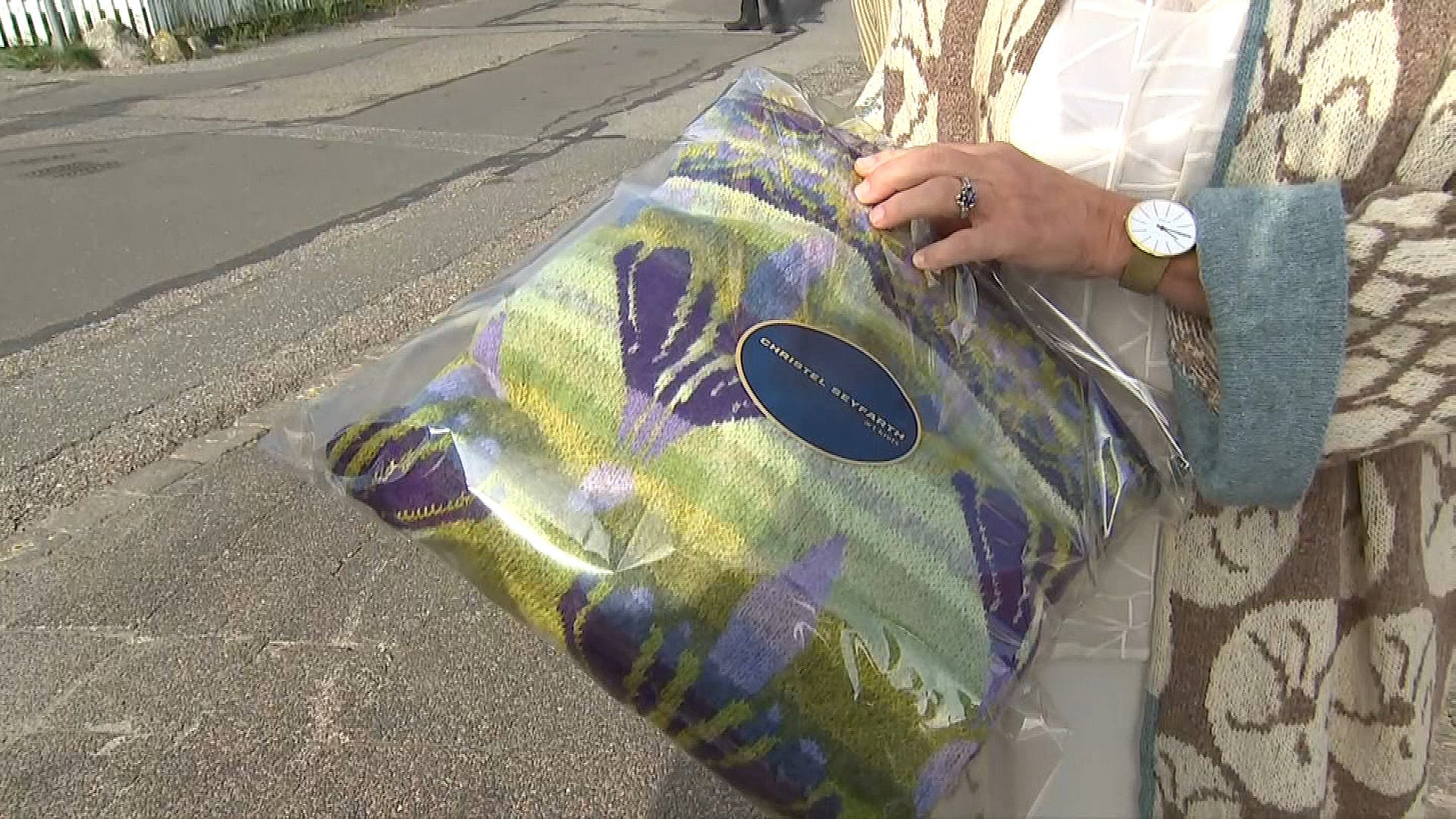 Fanøs ukronede strikkedronning overrakte bog et hjemmestrikket sjal dronning Margrethe | TV
