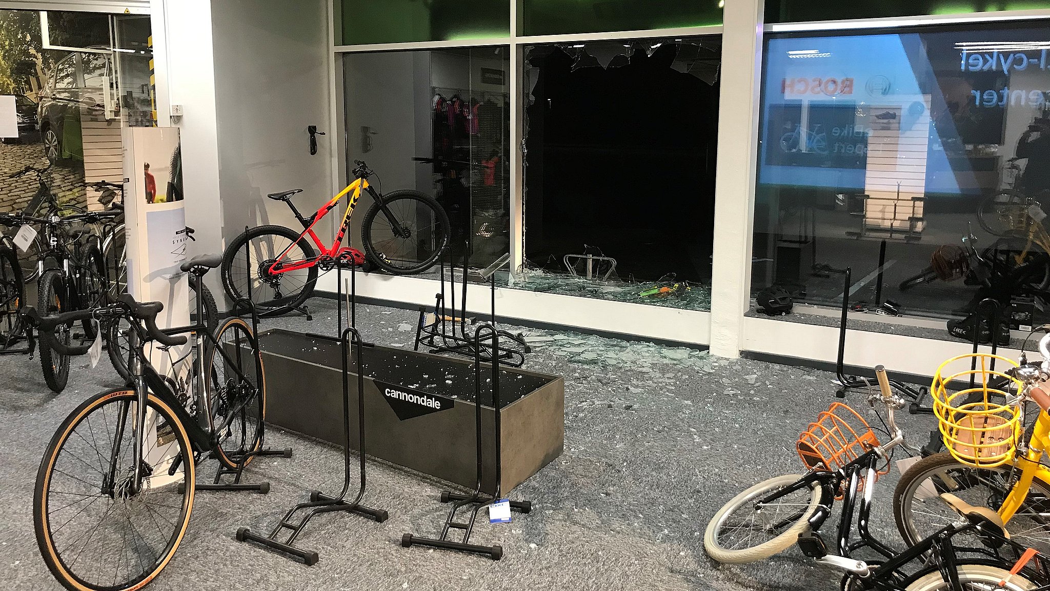 Politiet advarer at købe stjålne cykler efter natligt kup | TV SYD