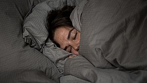 Sundhedsstyrelsen kommer for første gang med anbefaling til voksnes søvn