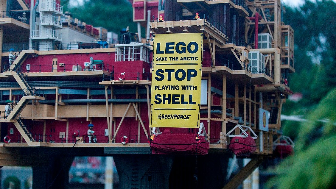 Ambient kandidatgrad Underholdning 250.000 vil have Lego til at droppe Shell-samarbejde | TV SYD