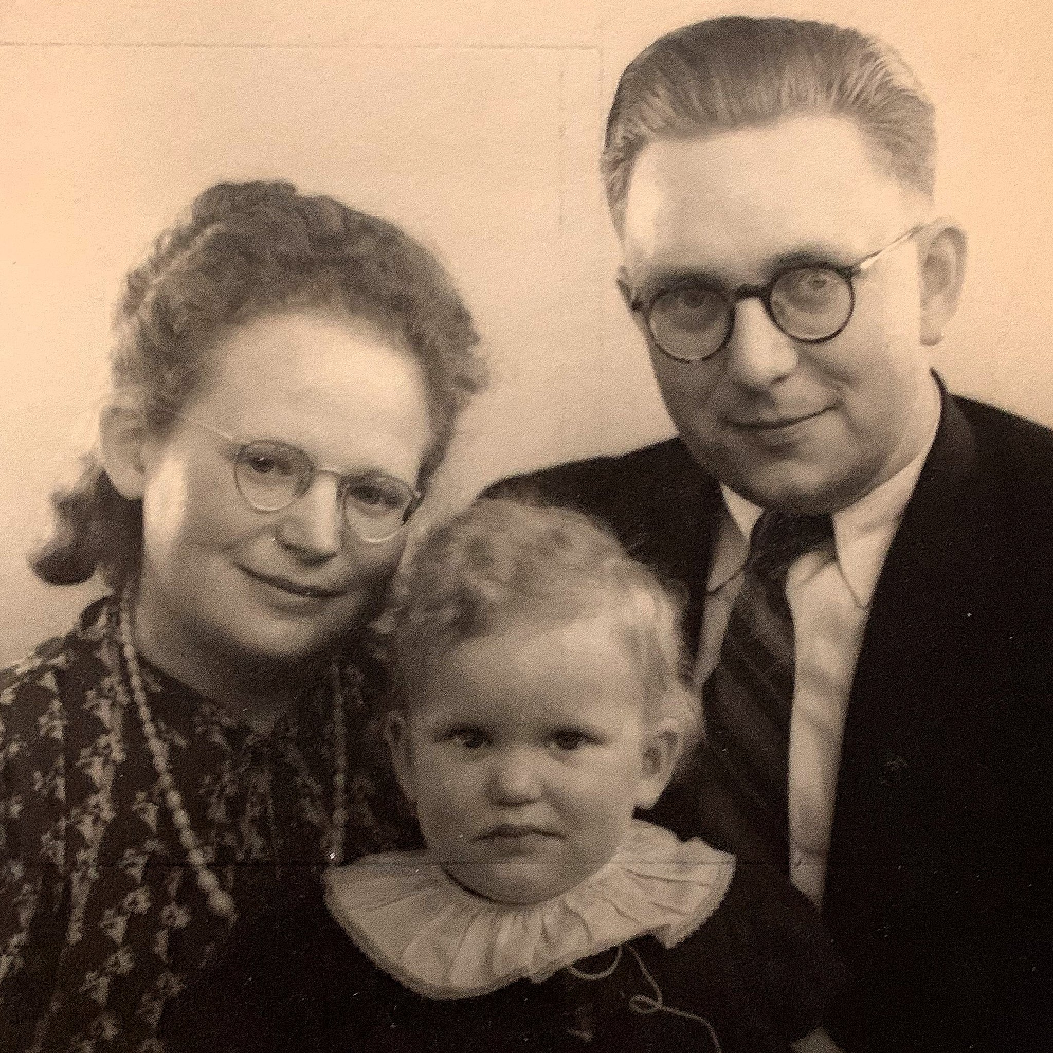 Wilhelmine Sass med sin mand og deres ene barn