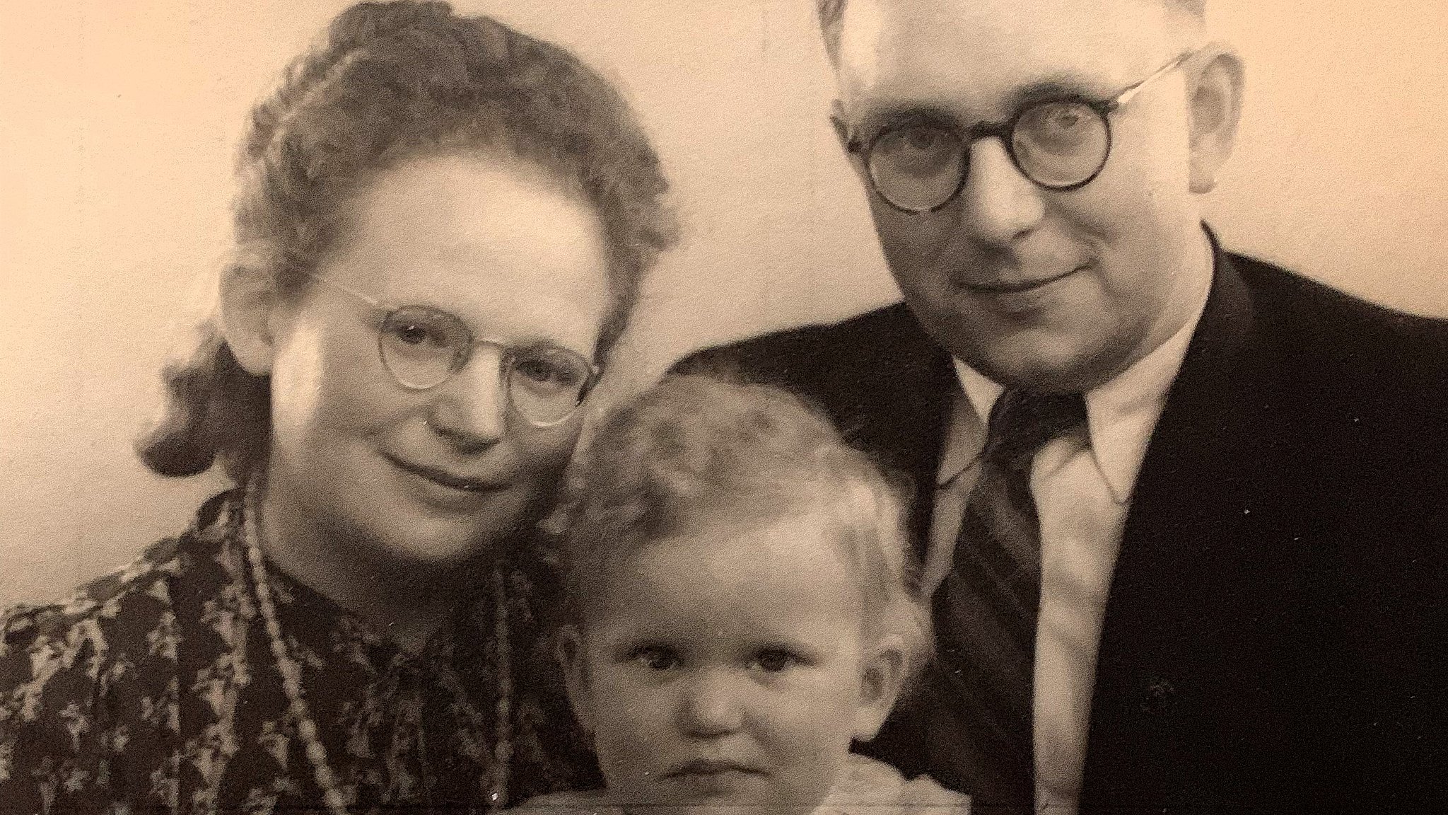 Wilhelmine Sass med sin mand og deres ene barn