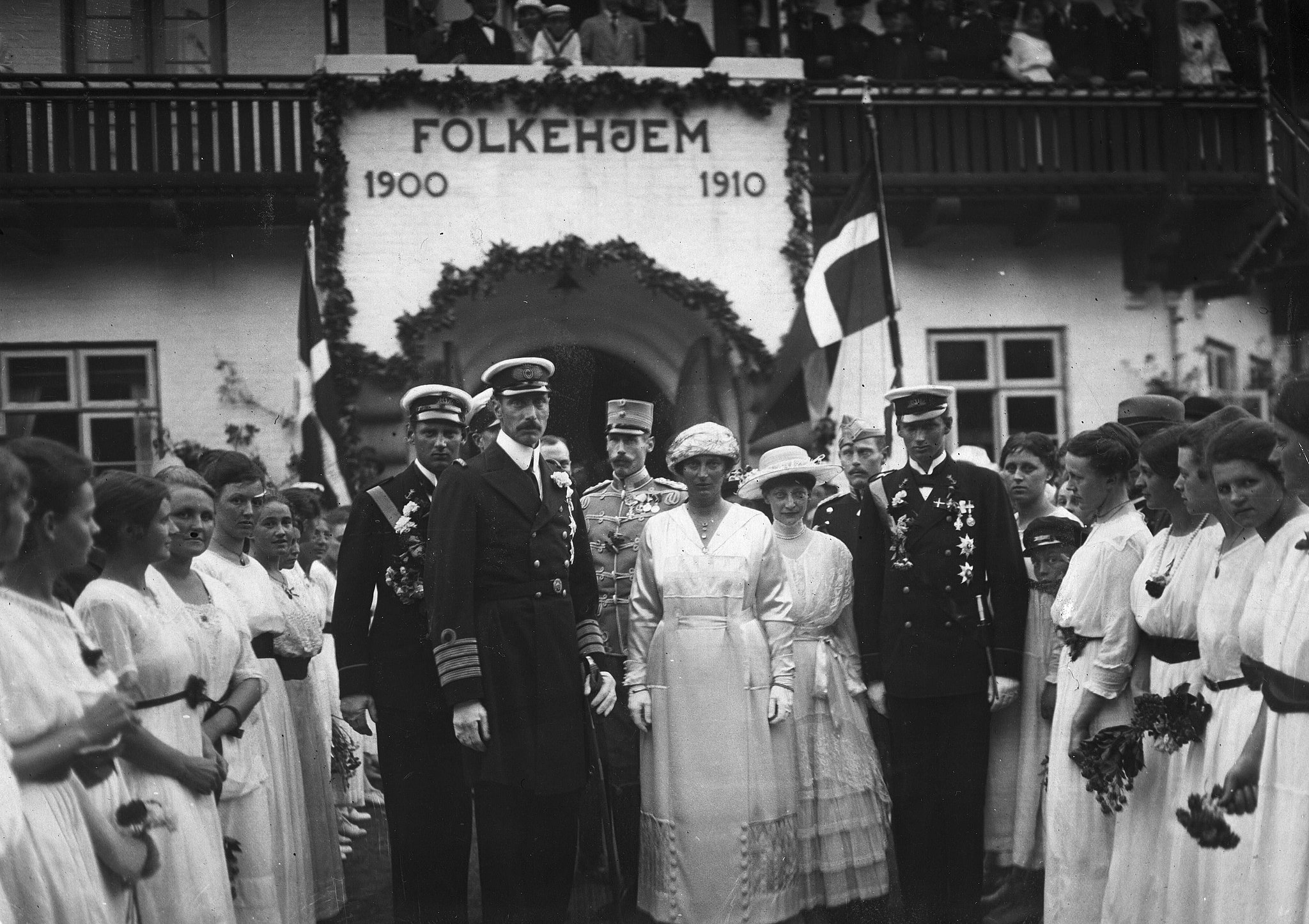 El rey Christian 10., la reina Alexandrine, el príncipe heredero Frederik y el príncipe heredero Knud frente a Folkehjem en Aabenraa el 10 de julio de 1920.