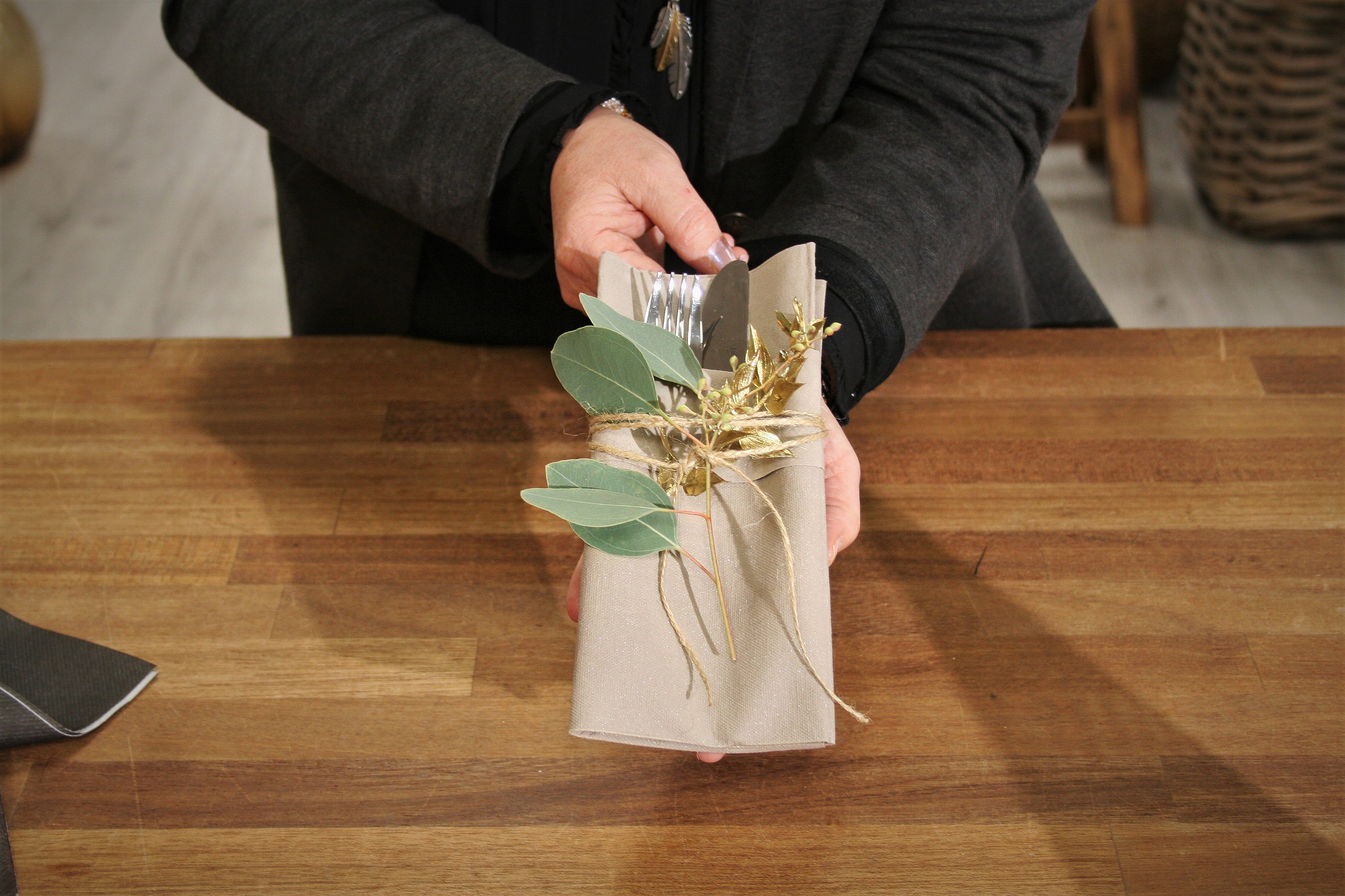 Sådan folder du smukke servietter til | TV SYD